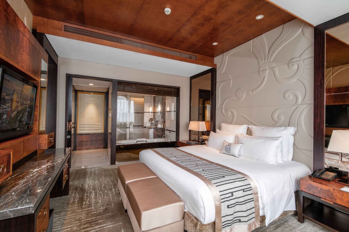 Business Suite | Premium bedding, minibar, in-room safe, desk