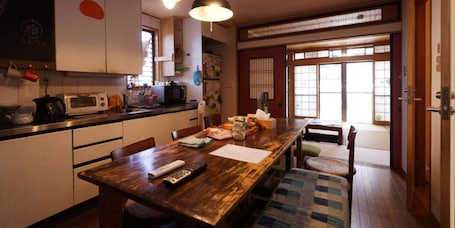 Microwave, stovetop, cookware/dishes/utensils