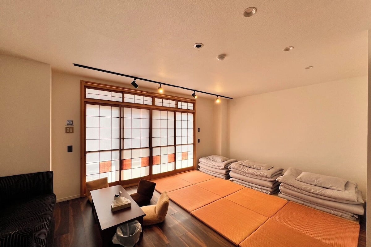 Een traditionele Japanse kamer met tatami matten, een lage tafel en een sofa.