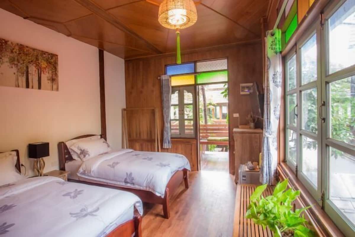 Decoración personalizada, cortinas blackout y sistema de insonorización