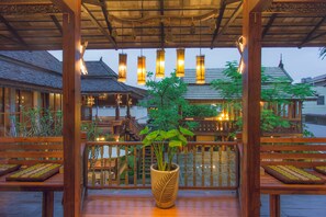 ด้านหน้าที่พัก - ตอนเย็น/กลางคืน