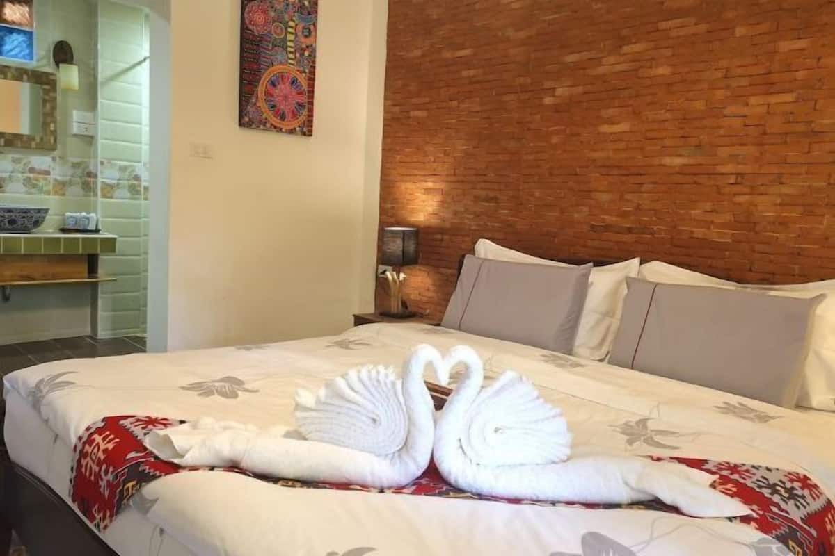 Decoración personalizada, cortinas blackout y sistema de insonorización
