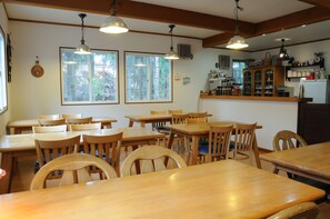 Lobby sitting area - Pension Alps Hakuba (Hakuba)