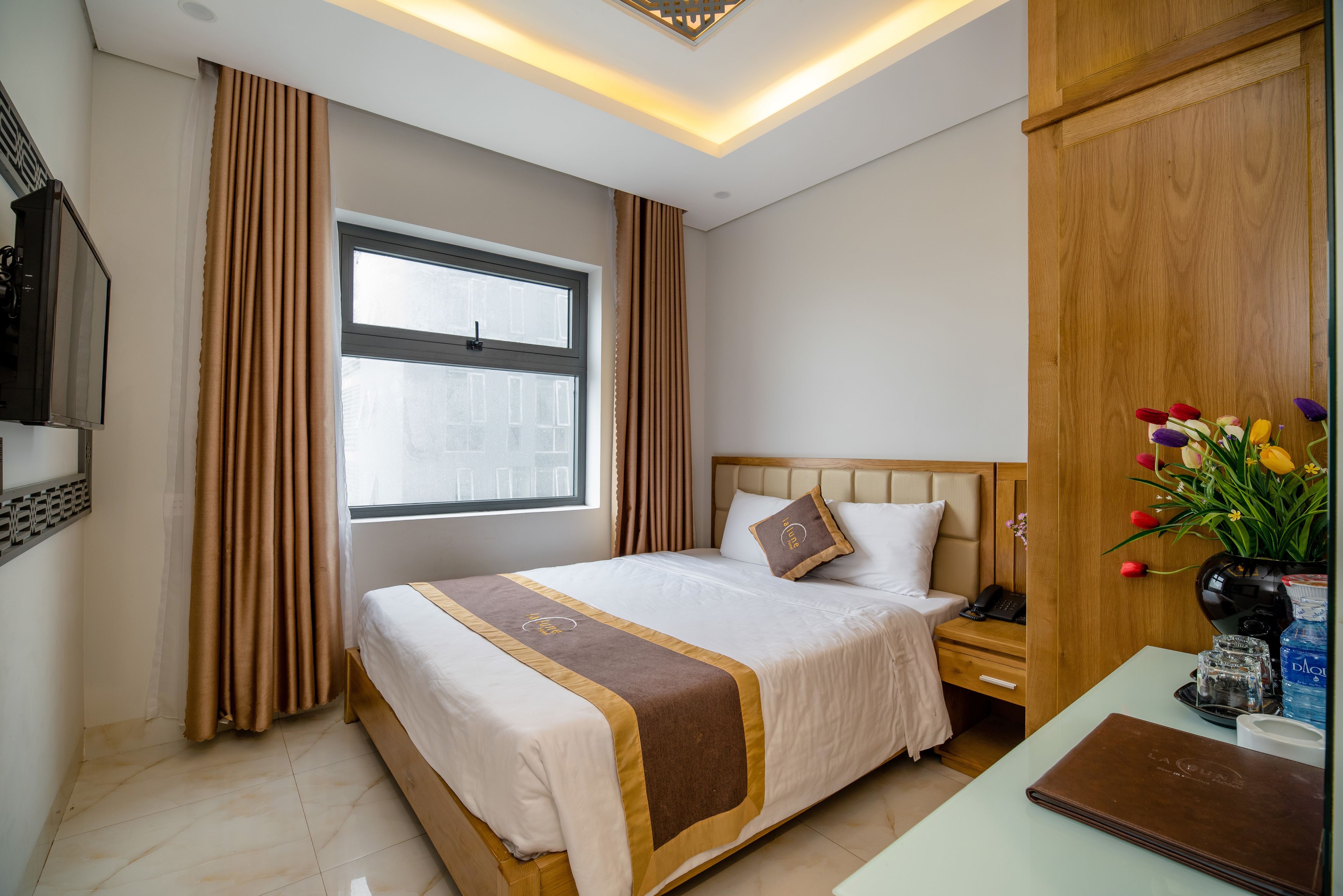 Desk, soundproofing, free WiFi