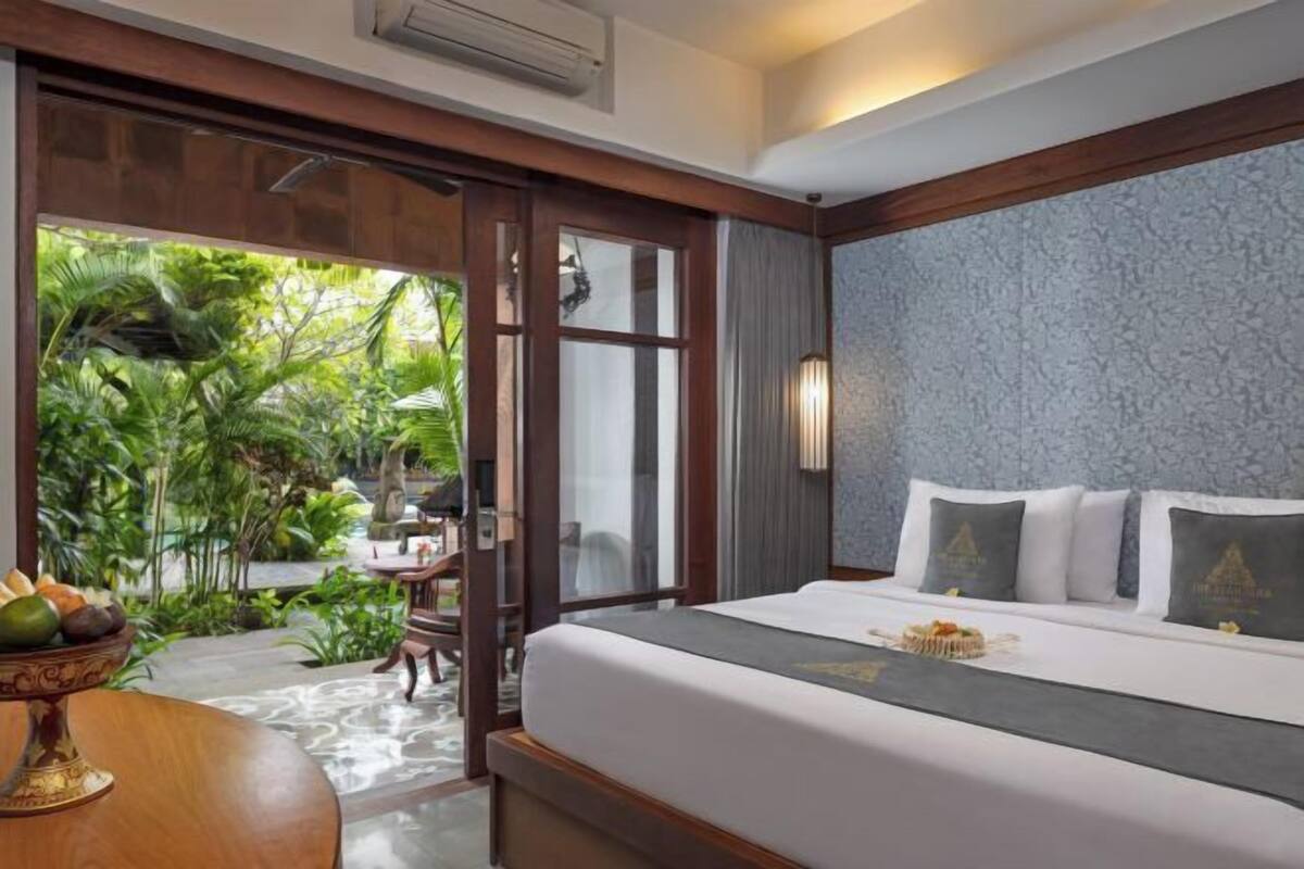 Premium bedding, minibar, in-room safe, desk