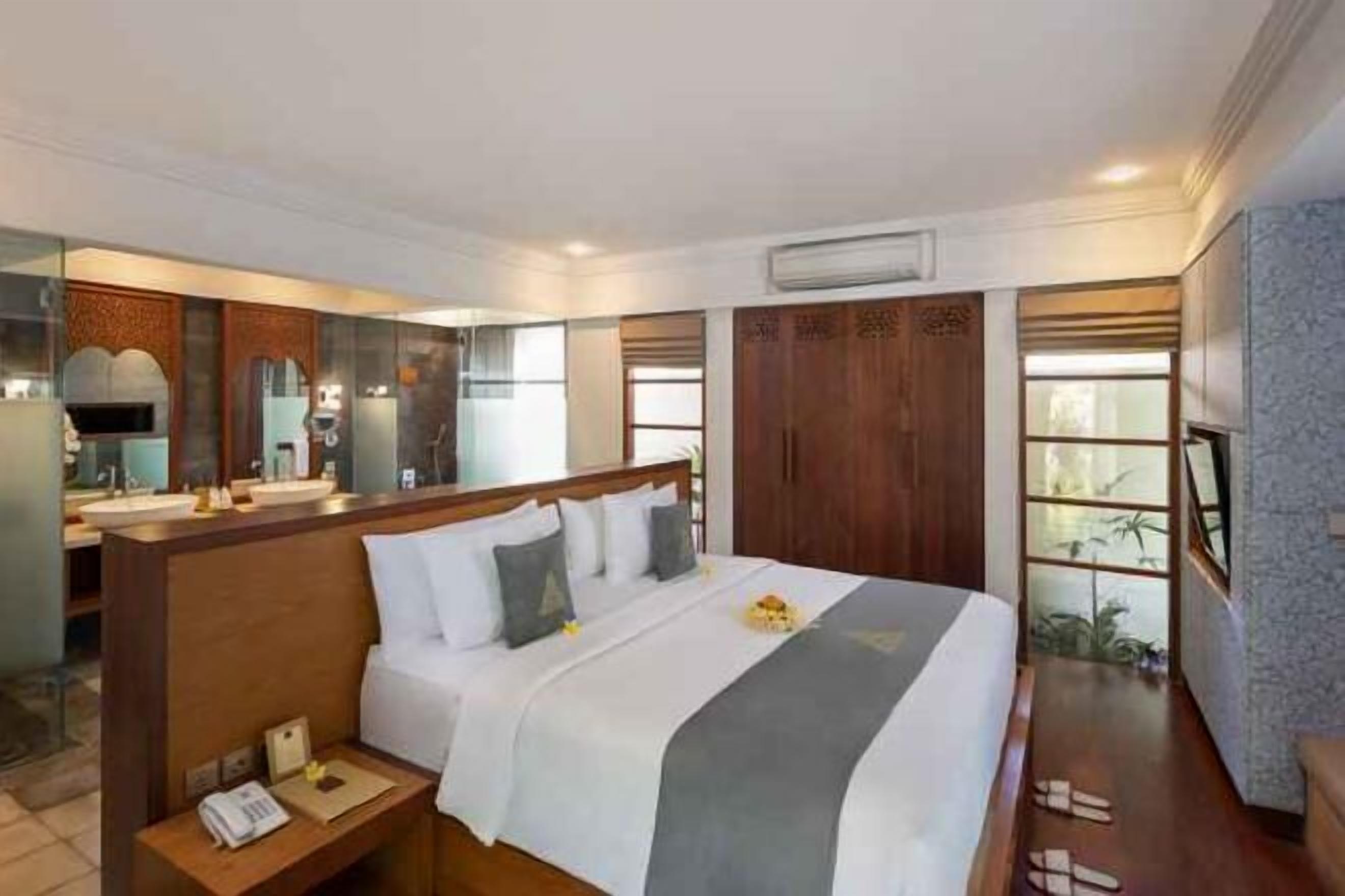 Sengetøy av topp kvalitet, minibar, safe på rommet og skrivebord