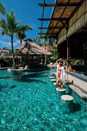 Bar en bord de piscine