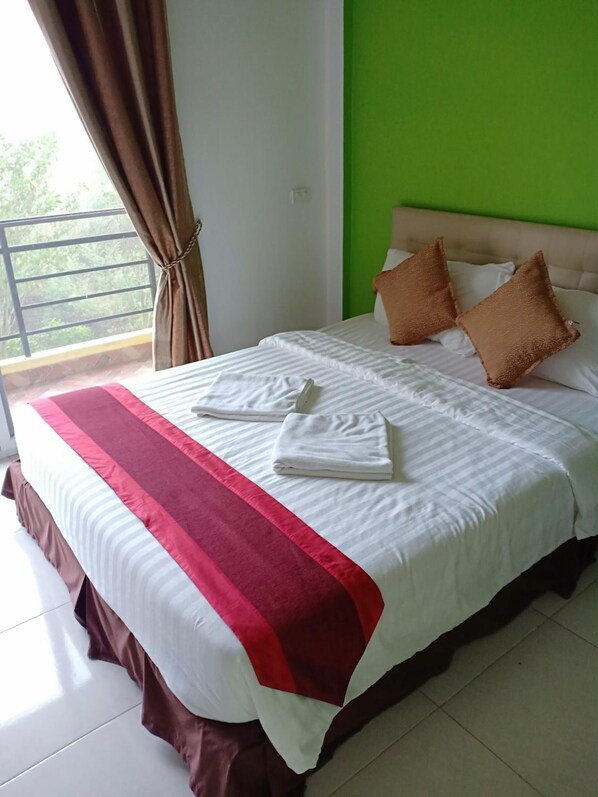 Desk, free WiFi - Greenfield Residence (Prachin Buri)