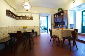 Daily full breakfast (EUR 5.00 per person)