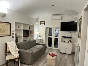 Habitación cuádruple familiar | Ropa de cama de alta calidad, edredones de plumas, minibar y escritorio