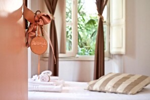 经典双人房或双床房, 连通房 | 高档床上用品、羽绒被、迷你吧、办公桌