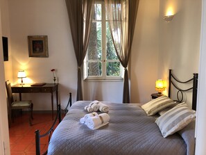 Habitación clásica con 1 cama doble o 2 individuales, habitaciones comunicadas | Ropa de cama de alta calidad, edredones de plumas, minibar y escritorio