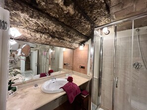 Habitación cuádruple familiar | Baño | Ducha y cabezal de ducha tipo lluvia