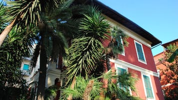 Vista frontal de la propiedad