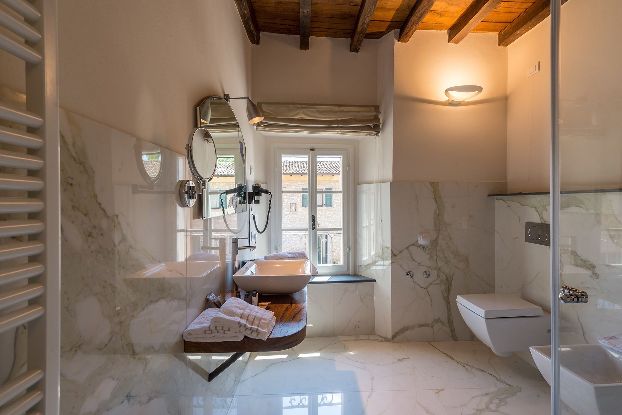 Superior tweepersoonskamer | Badkamer | Een douche, gratis toiletartikelen, een haardroger, badjassen