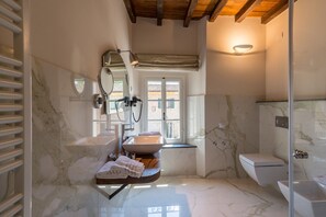 Habitació doble superior | Bany | Dutxa, articles de tocador gratuïts, assecador de cabells i barnussos