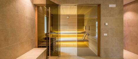 Un moderno vestíbulo de hotel con una puerta de cristal que da a una escalera.