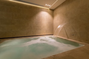 Seasonal outdoor pool - Borgo Cadonega Relais & SPA (Viano)