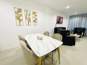 Family Quadruple Room | In-room dining - Richmond Guesthouse (Ko Pha-ngan)