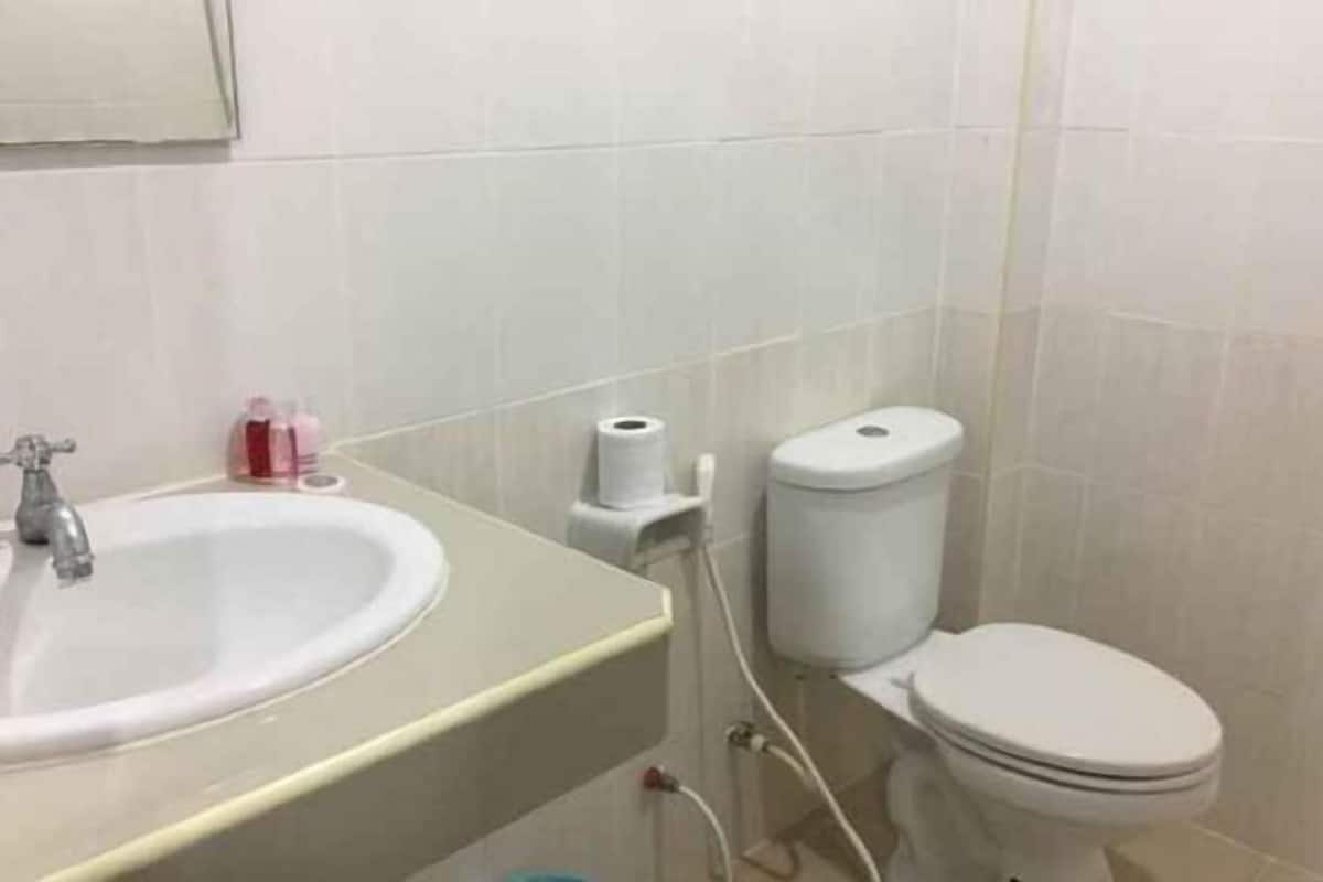 Shower, rainfall showerhead, free toiletries, towels