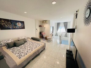 Habitación cuádruple familiar | Escritorio, espacio para trabajar con un portátil, cortinas opacas