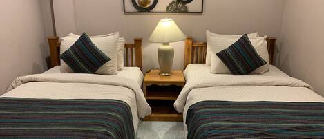 Economy Room | Schreibtisch, laptopgeeigneter Arbeitsplatz, Verdunkelungsvorhänge