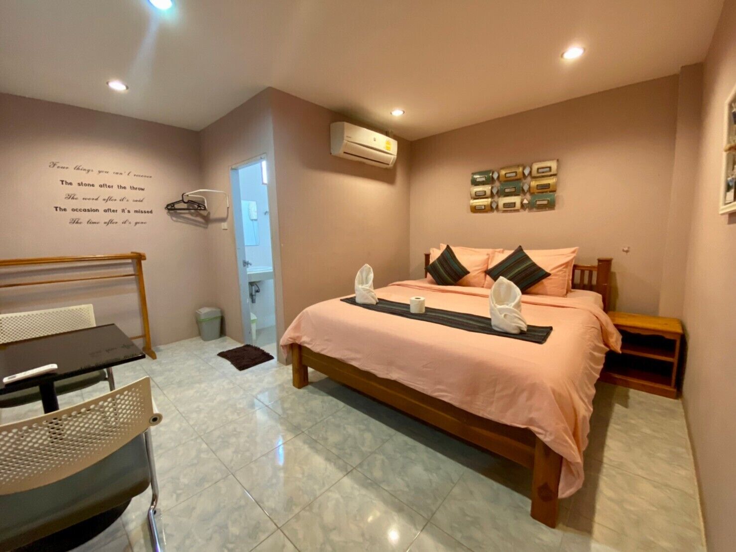 ห้องอีโคโนมีดับเบิล | โต๊ะทำงาน, พื้นที่ทำงานแบบใช้แล็ปท็อป, ผ้าม่านกันแสง, Wi-Fi ฟรี