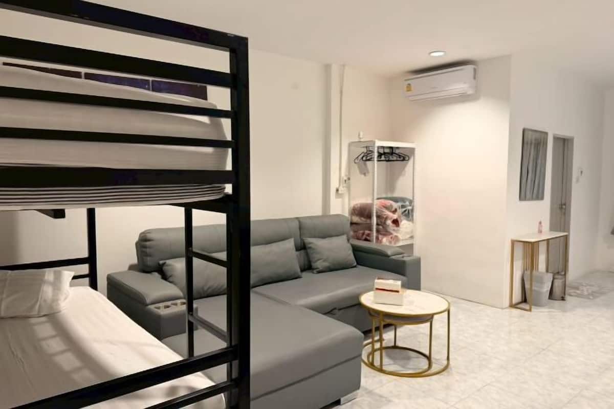 Escritorio, espacio para trabajar con laptop y cortinas blackout