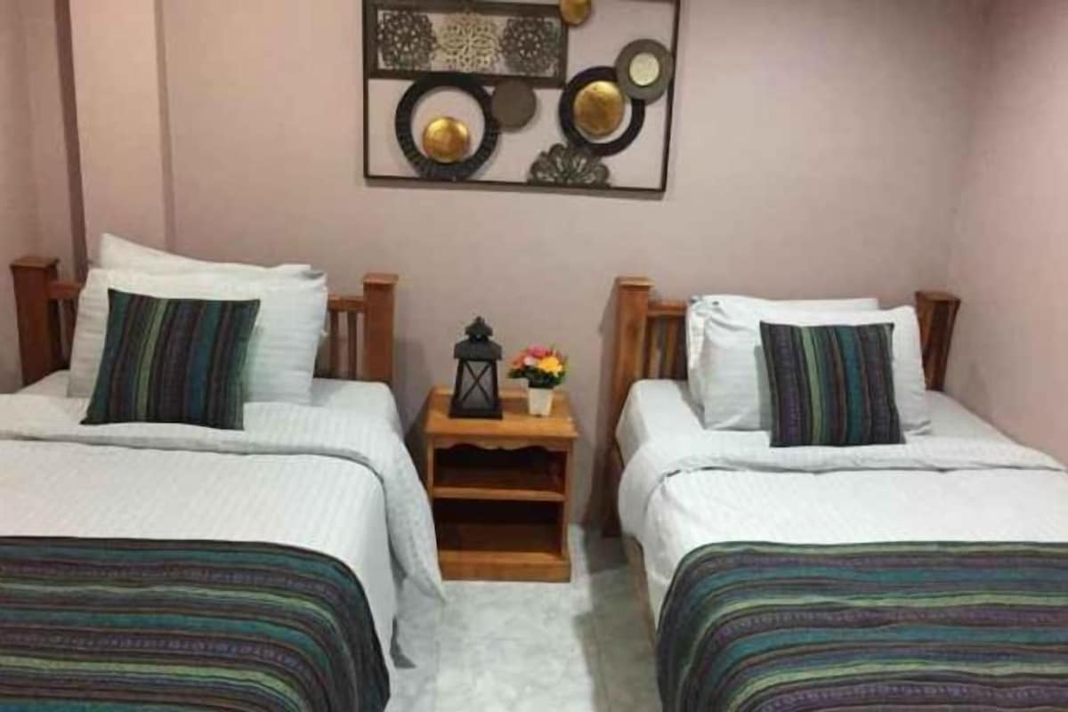 Escritorio, espacio para trabajar con un portátil, cortinas opacas