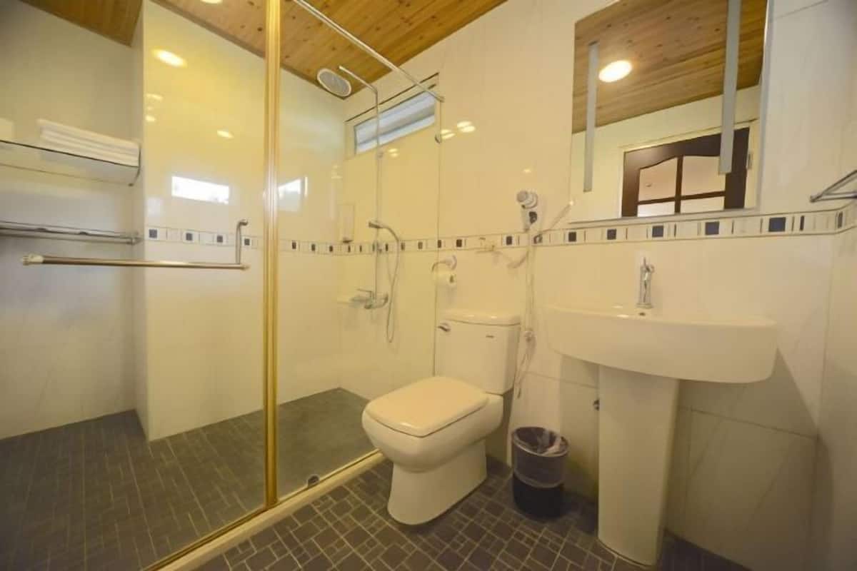 Kamar mandi | Shower, perlengkapan mandi gratis, pengering rambut, dan sandal