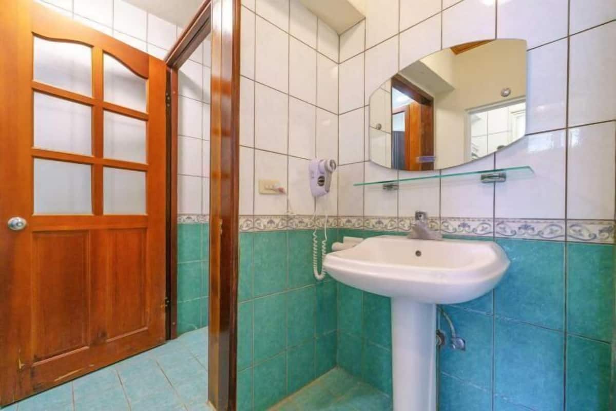 Kamar mandi | Shower, perlengkapan mandi gratis, pengering rambut, dan sandal