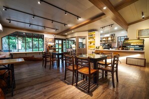 Coffee shop - FangShug B&B (Fenglin)