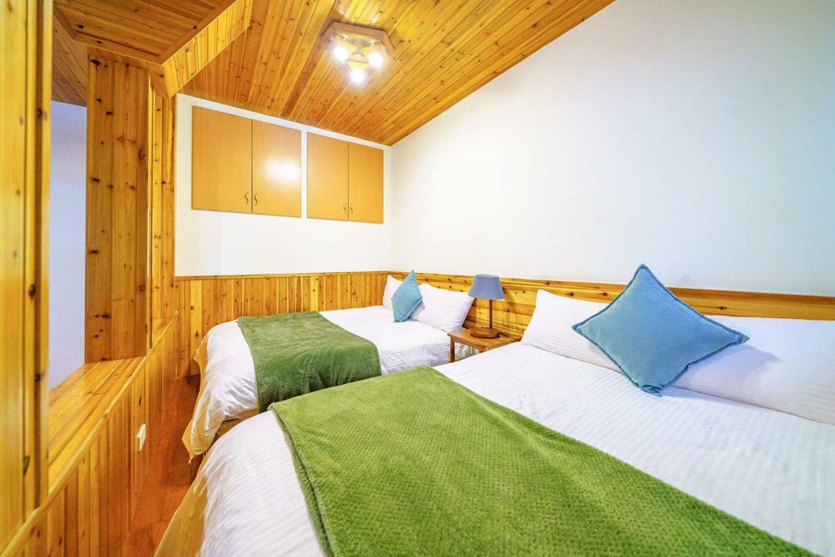 Kamar Keluarga | Meja kerja, tirai kedap cahaya, dan kedap suara