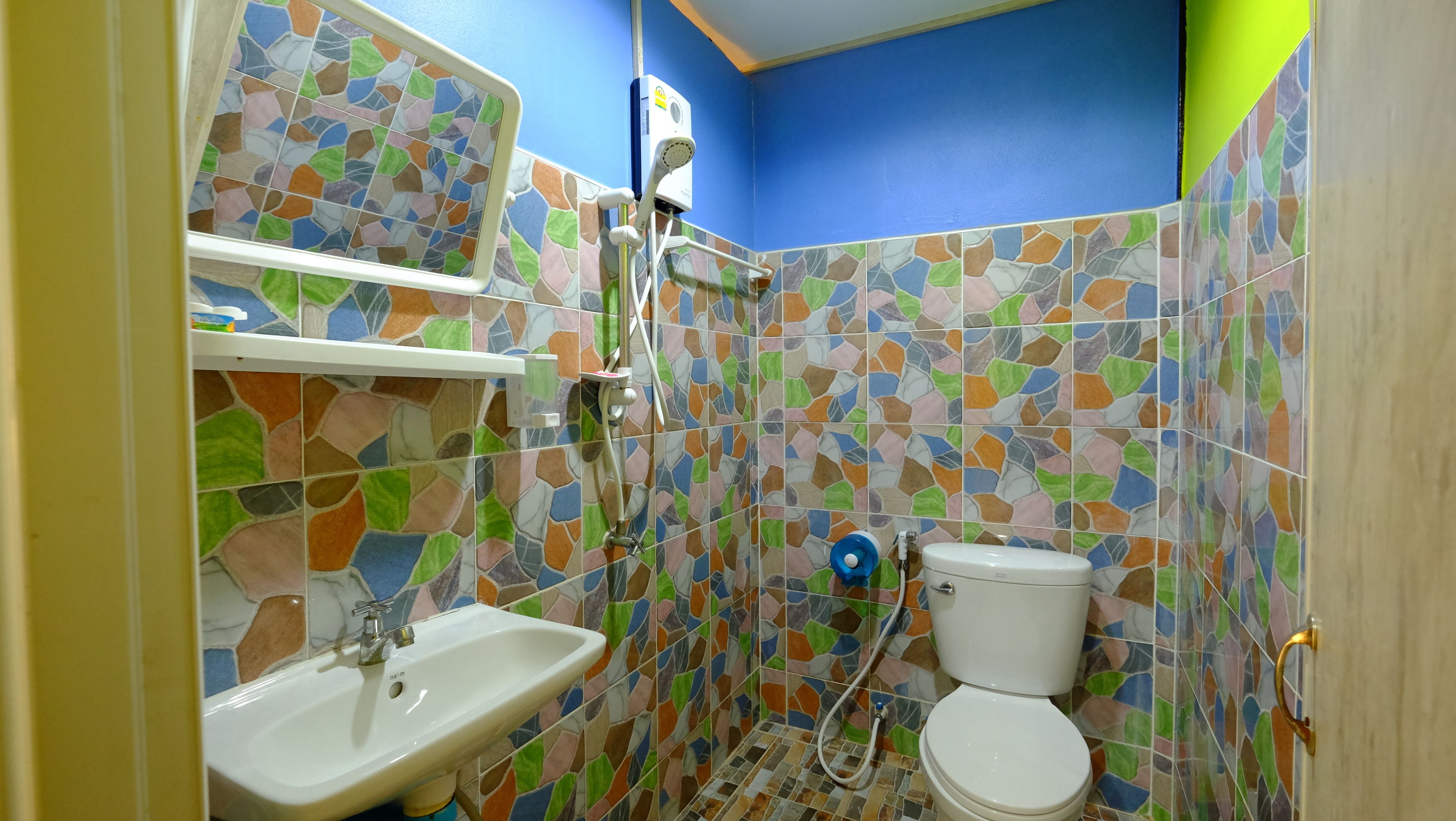 Standard Room, 1 Twin Bed | Bathroom | Shower, free toiletries, towels