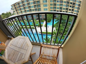 Pool View | Vue du balcon