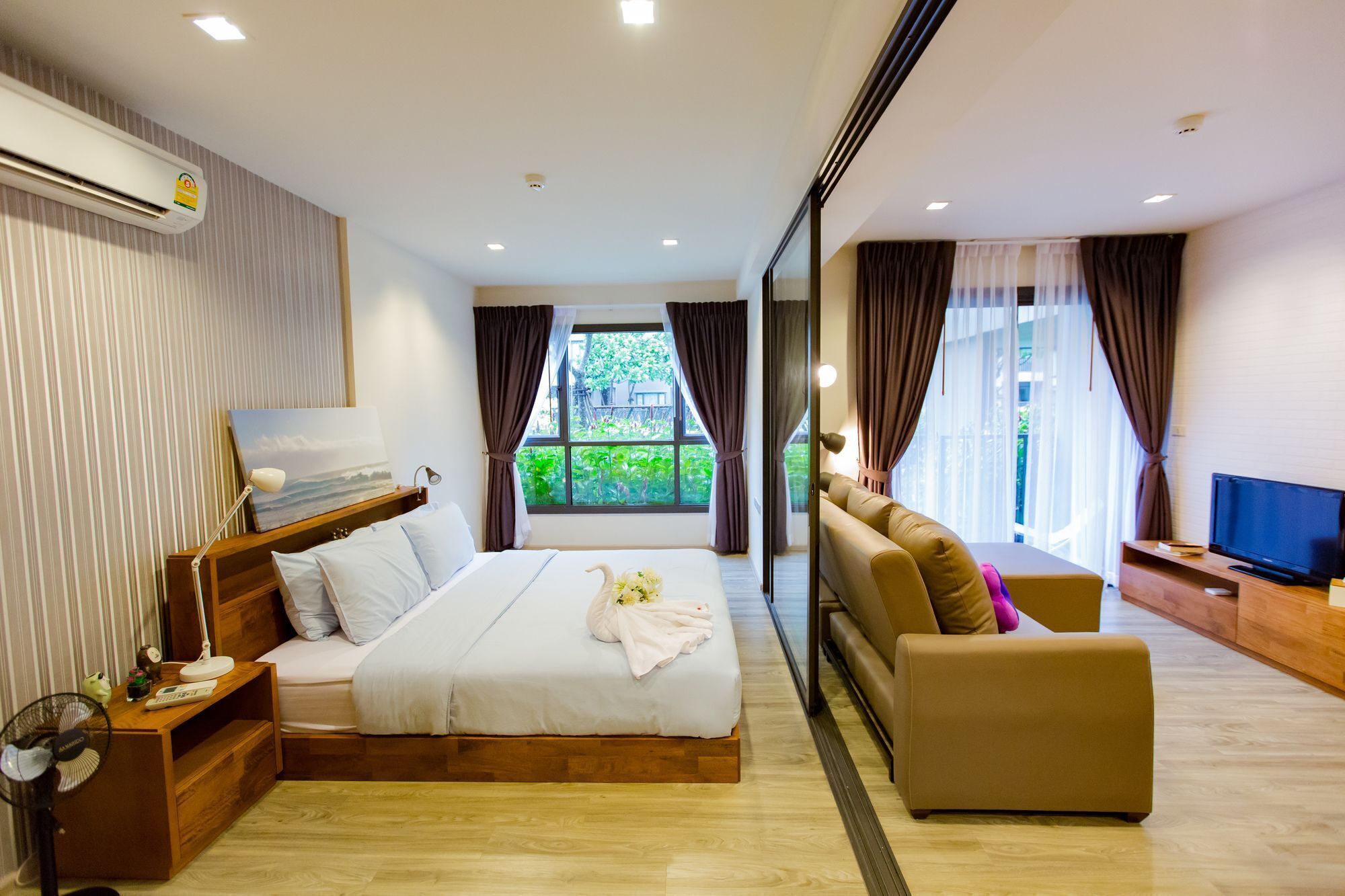 Desk, soundproofing, free WiFi