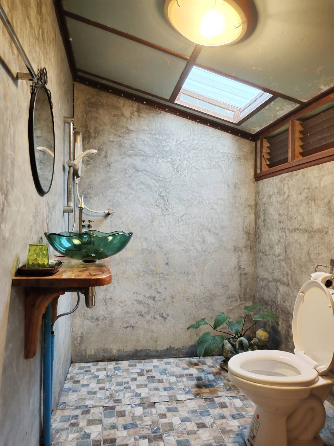 deluxe triple room | bathroom | free toiletries, hair dryer, slippers, towels