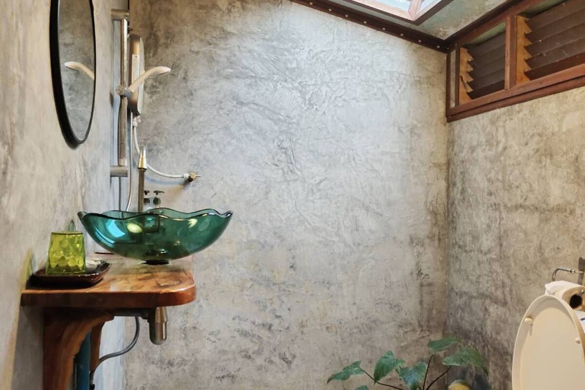 deluxe triple room | bathroom | free toiletries, hair dryer, slippers, towels