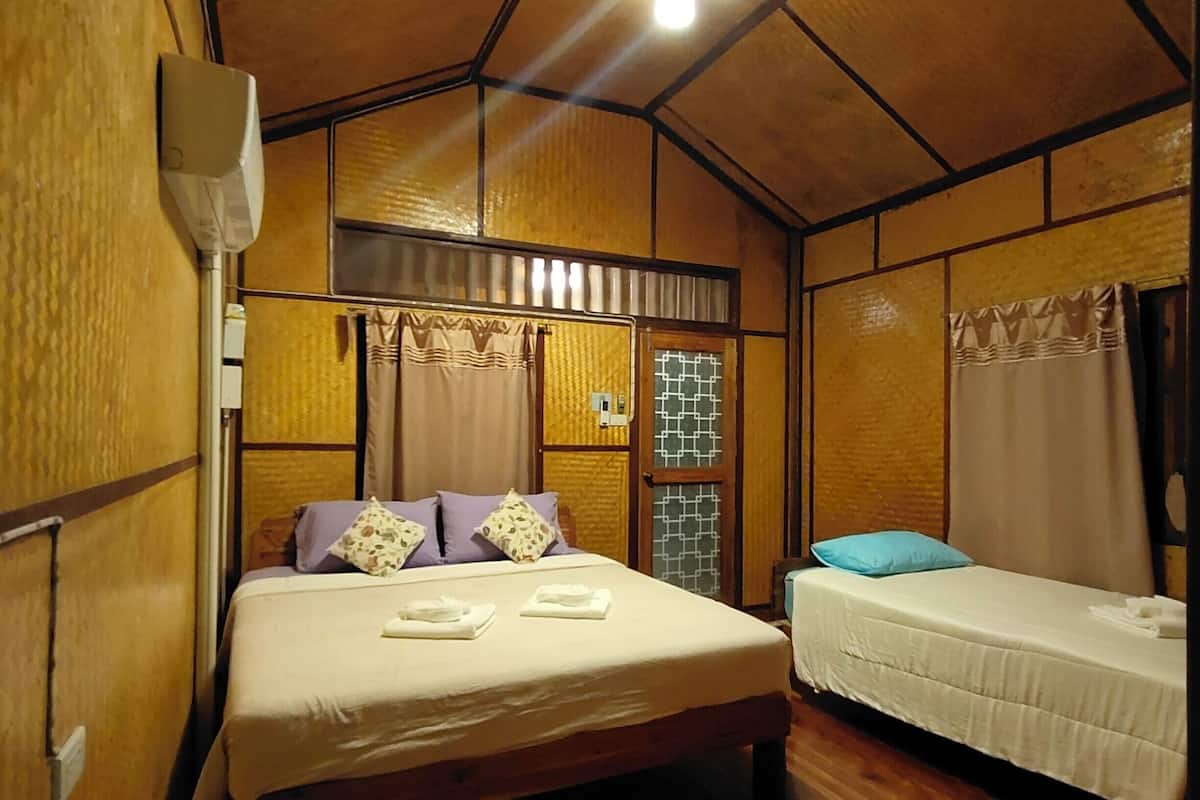 deluxe triple room | 1 bedroom, blackout curtains, bed sheets
