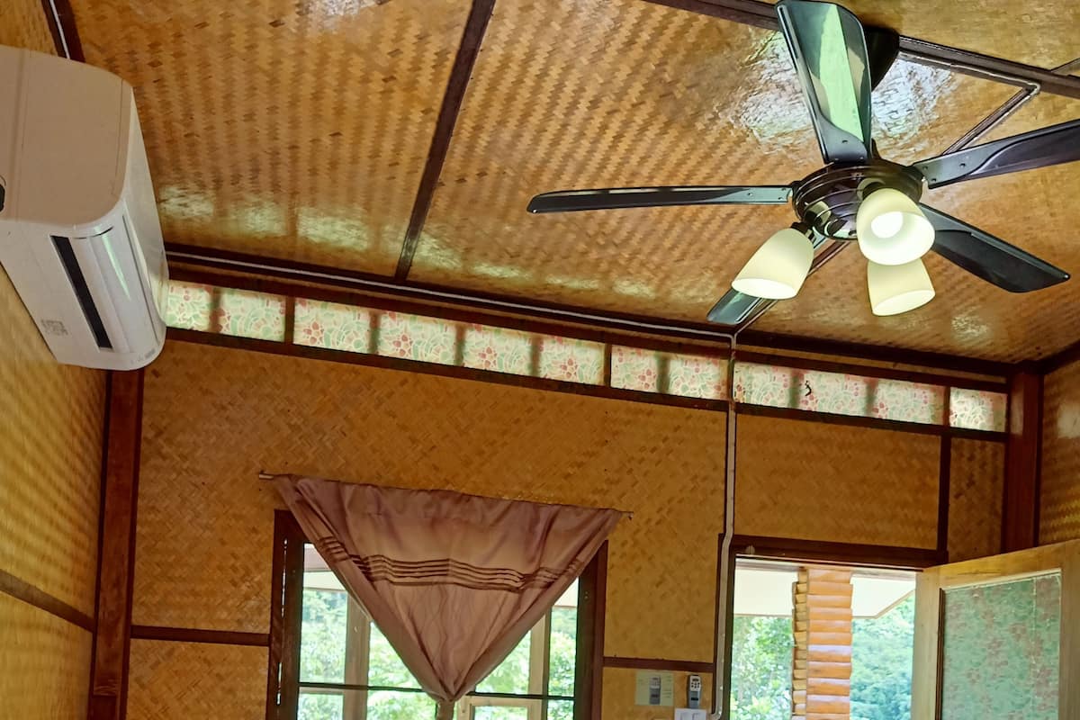 Deluxe tweepersoonskamer (Air Condition) | Verduisterende gordijnen, beddengoed