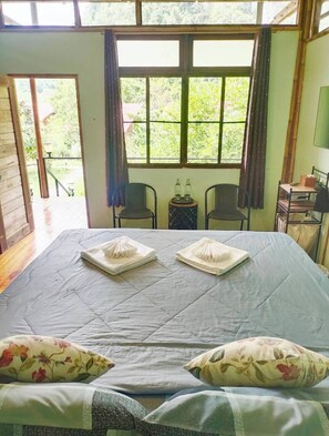 Kamar Double Tradisional | Tirai kedap cahaya dan seprai linen