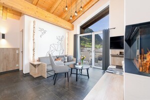 Ropa de cama de alta calidad y caja de seguridad en la habitación 