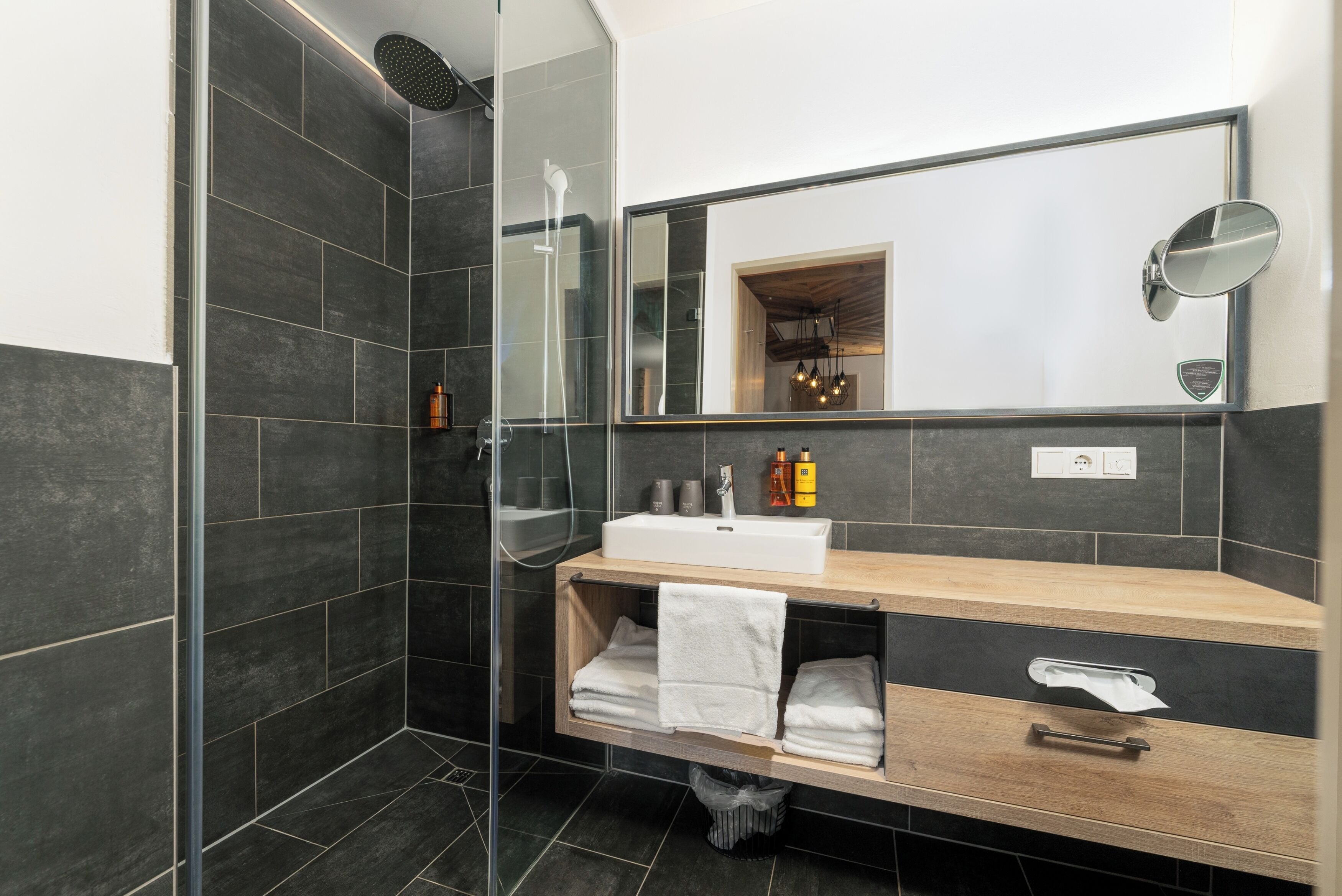 suite, 1 bedroom | bathroom | free toiletries, hair dryer, bathrobes, slippers
