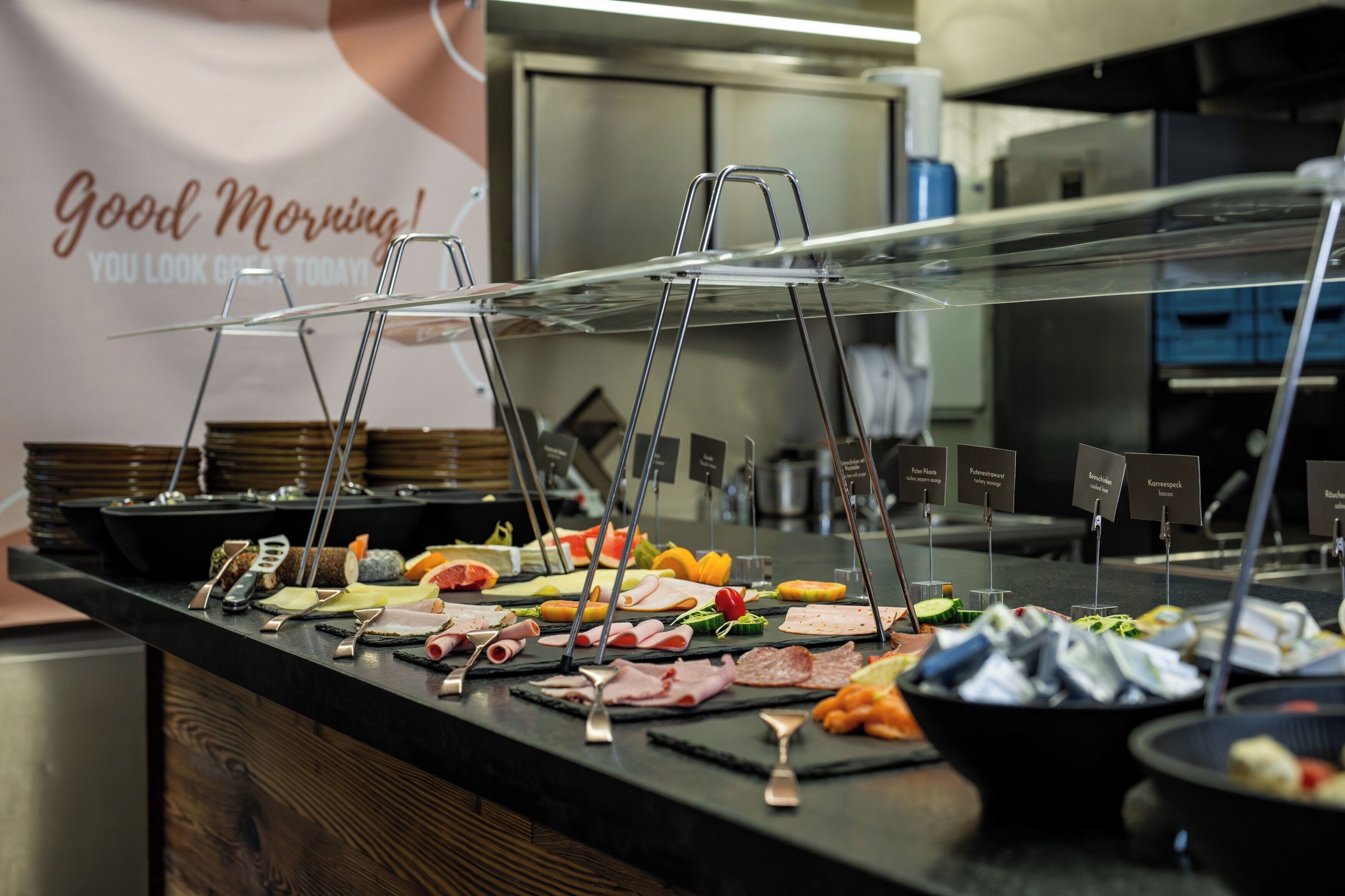 Un comptoir de buffet proposant une variété de plats et d’ustensiles.