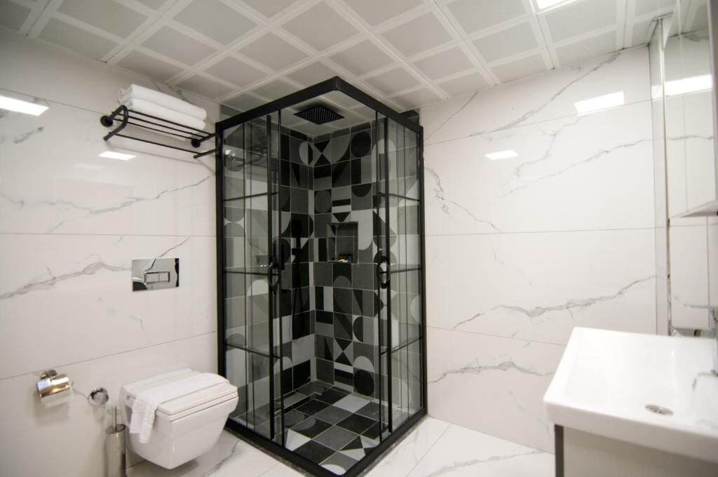 Shower, free toiletries, hair dryer, bidet