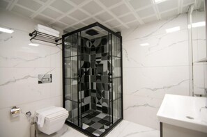 Chuveiro, produtos de toalete grátis, secador de cabelo, bidê