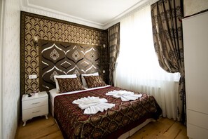 Deluxe Triple Room, 1 Bedroom | Premium bedding, in-room safe, soundproofing, iron/ironing board