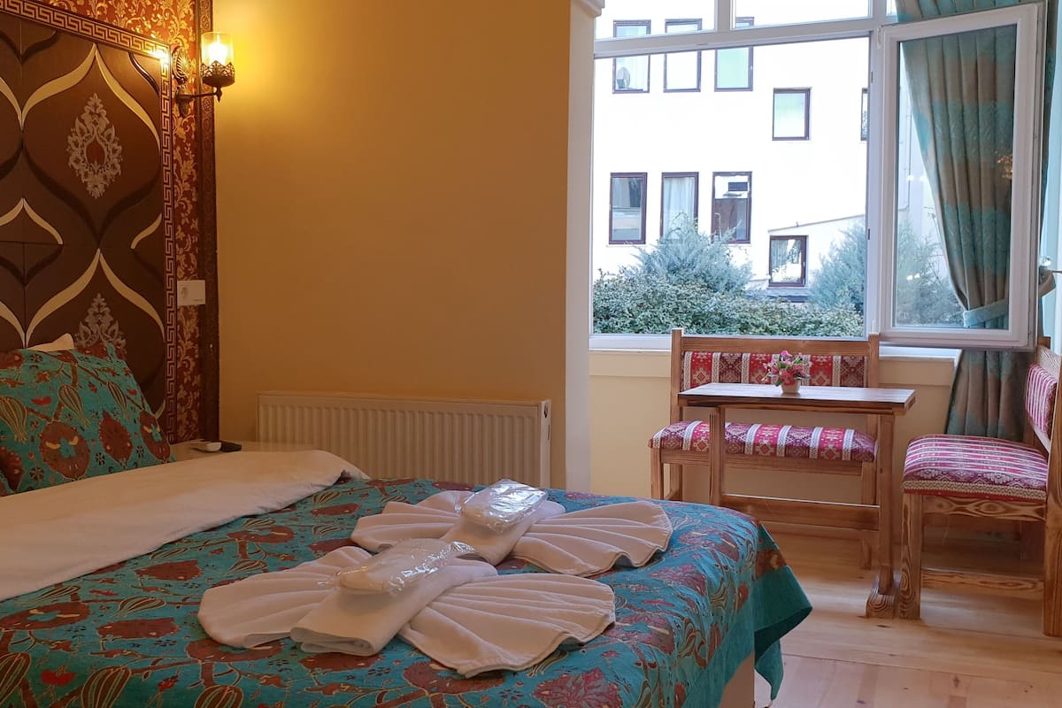 Camera Classic, 1 letto matrimoniale | Biancheria da letto di alta qualità, una cassaforte in camera