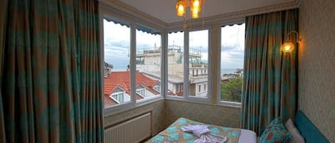 Tripla Deluxe, 1 camera da letto | Biancheria da letto di alta qualità, una cassaforte in camera