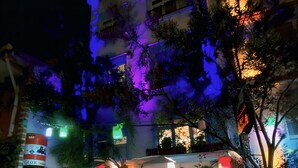 A building with a sign reading "SULTANI LAUNDRY" and a small outdoor seating area with chairs and a table. - Paris Garden Hotel Istanbul (Istanbul)